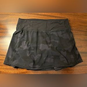 Lululemon Swiftly Tech skirt, size 6, black camo, EUC